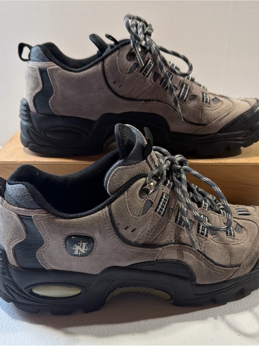 Nevados Mens Sz 11 Hiking Tan/Black Suede Top Shoes W/ Anatomical Air Soles